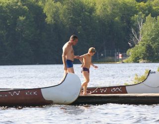 peddelen op het meer in de natuur Canada