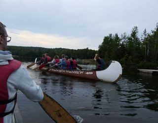 peddelen op het meer in de natuur Canada