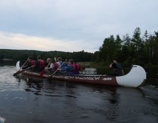 peddelen op het meer in de natuur Canada