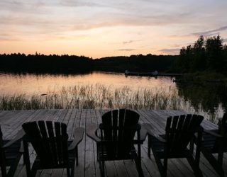 Peddelen op het meer in de natuur Canada