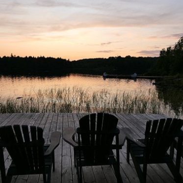 Peddelen op het meer in de natuur Canada