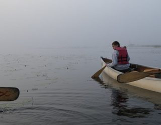 Peddelen bij zonsopgang, door de nevel