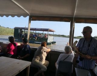 op de boot tussen de dieren