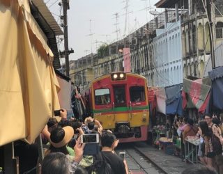 Romhub Markt: markt op een treinspoor