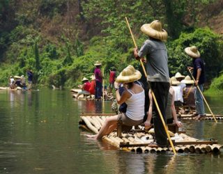 Maewang National Park  trektocht met kinderen, op een vlot