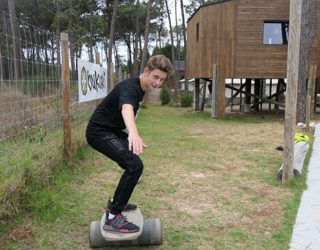 Surfen, skaten en slapen in een boomhut