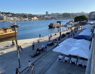 Restaurant langs het water in Porto