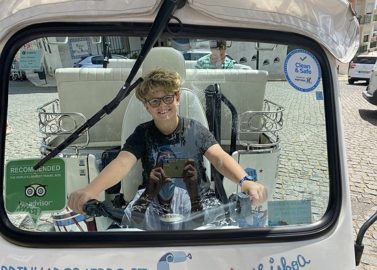 Wolf op de tuktuk door Lissabon