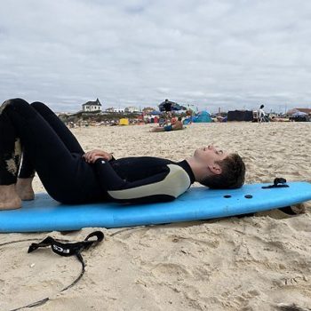 Uitrusten op het strand na het surfen