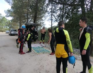 klaarmaken: wetsuit aantrekken voor de canyons