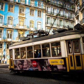 Traditionele tram Lissabon, Portugal