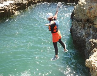 Cliffjumpen van de hoge rotsen