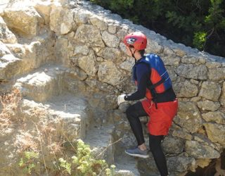 veilig met helm gaan cliffjumpen