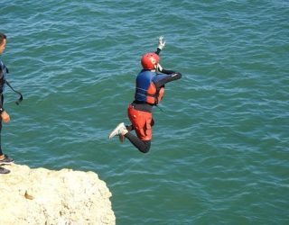 Cliffjumpen van de hoge rotsen