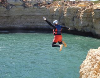 cliffjumpen van de hoge rotsen