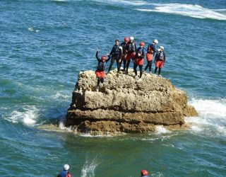 Cliffjumpen van de hoge rotsen