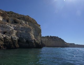 de rotsen in de Algarve