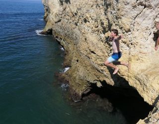 cliffjumping in de Algarve