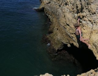 cliffjumping in de Algarve