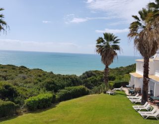 Hotel op klif in Algarve