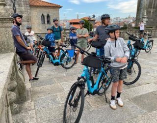 Groep luistert naar gids tijdens elektrische fietstocht Porto