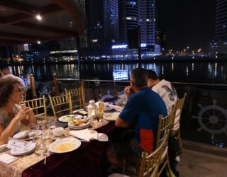 dineren op een dhow boot met kinderen