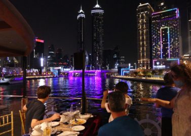 Dineren op een dhow boot met zicht op de skyline