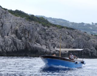 Andere gozzo boot op zee rond Capri