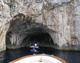 Grotere ingang van een grot rond Capri