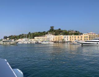 Kleurrijke haven van Capri