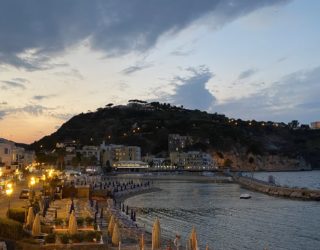 Strand Ischia in de avond met sfeerlichtjes aan de dijk