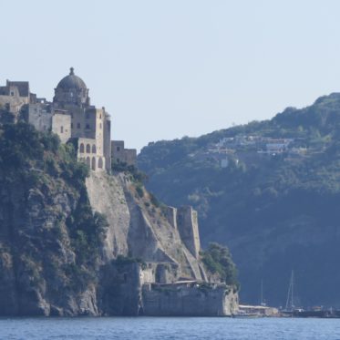 Ischia te zien op afstand vanuit bootje