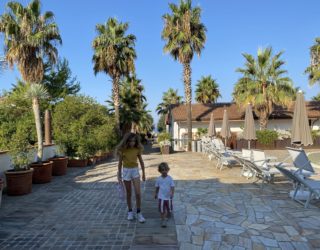 Kinderen in het hotel van Paestum