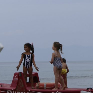 Kinderen op strand Paestum