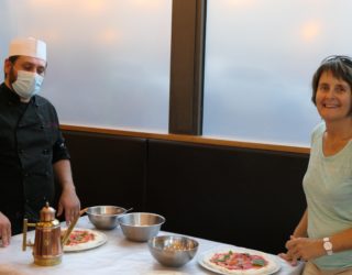 Liesbeth poseert naast een pizzaiolo