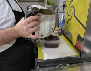 man maakt eigen gelato met Callebaut