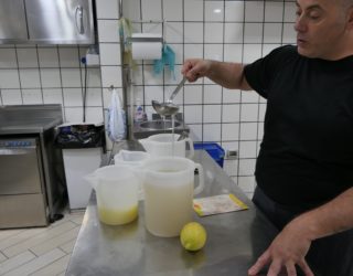 Een man maakt citroensorbet