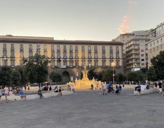 Napolitaans plein tijdens zonsondergang