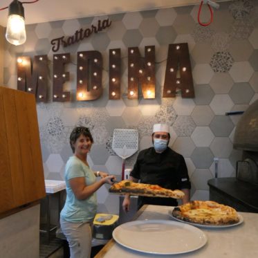 Liesbeth haalt de pizza uit de oven