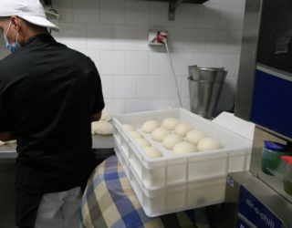 Bolletjes pizzadeeg staan klaar