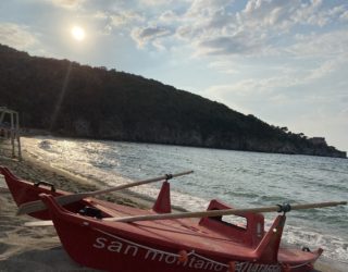 Reddingsboot op strand bij zonsondergang 