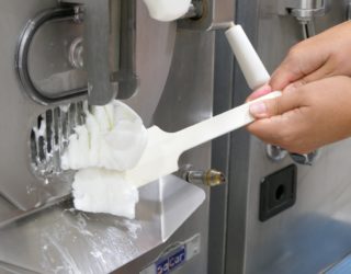 De sorbet wordt uit de ijsmachine geschrapen