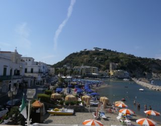 De dijk en het strand van Ischia overdag