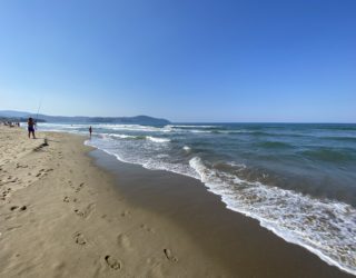 Strand van Paestum met visser