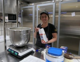 vrouw maakt eigen gelato Sorrento