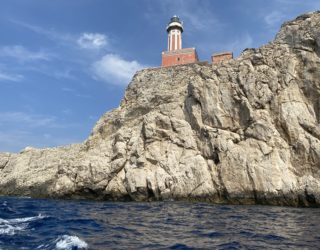 Vuurtoren boven rotsen Capri 