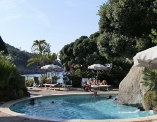 Kleine warmwaterbron met kinderen Ischia