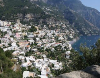 Zicht op stadje Sorrento vanuit hoogte tijdens vespatour