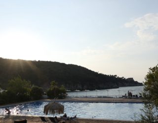 Zonsondergang op het strand van Ischia