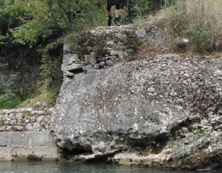 familie rafting cilento af rots springen